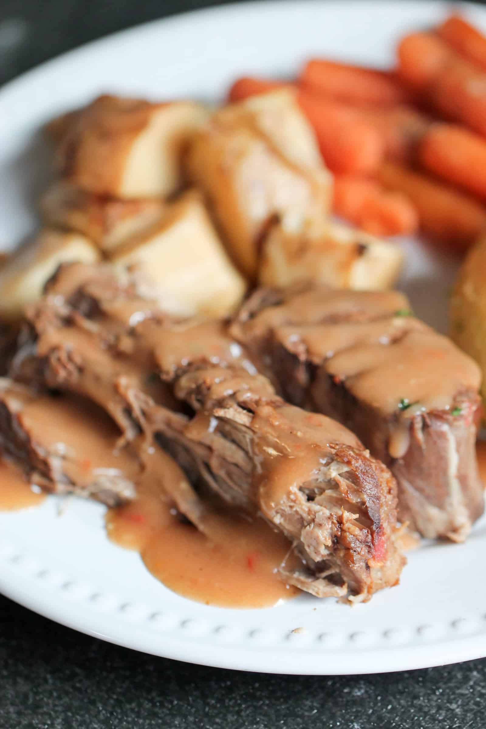 https://www.sixsistersstuff.com/wp-content/uploads/2011/11/Slow-Cooker-Sunday-Dinner-Pot-Roast-Finished.jpg