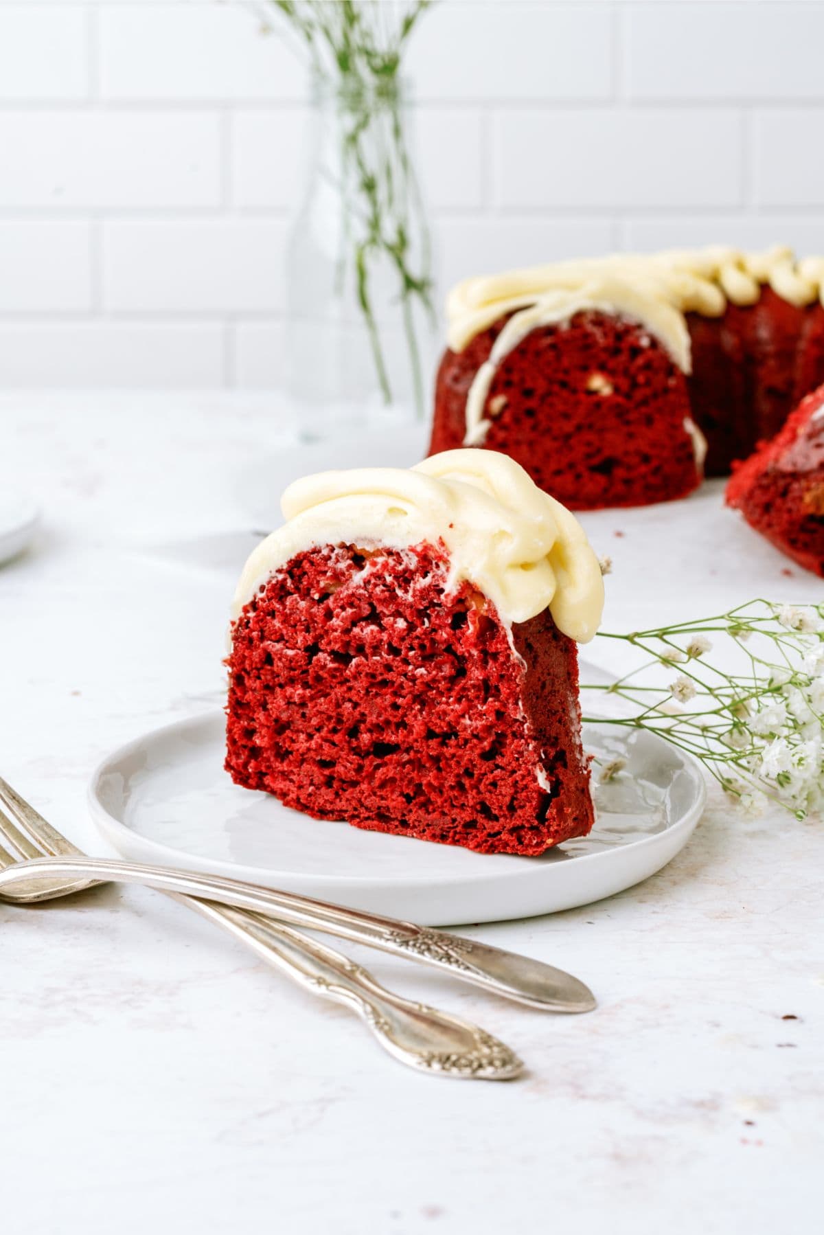https://www.sixsistersstuff.com/wp-content/uploads/2014/03/Red-Velvet-Bundt-Cake-Recipe.jpg