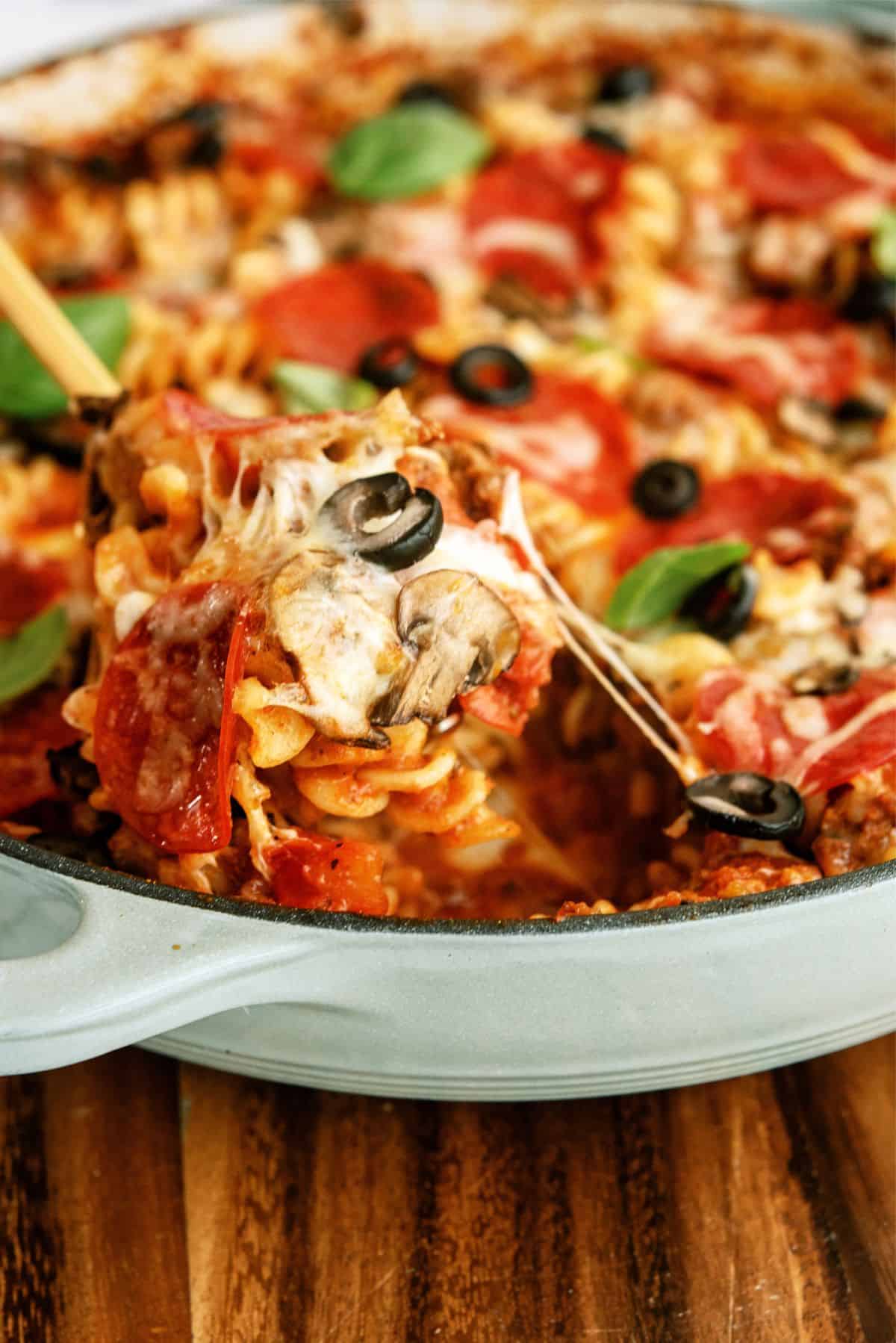 https://www.sixsistersstuff.com/wp-content/uploads/2015/05/Cheesy-Pizza-Pasta-Casserole-Recipe-.jpg