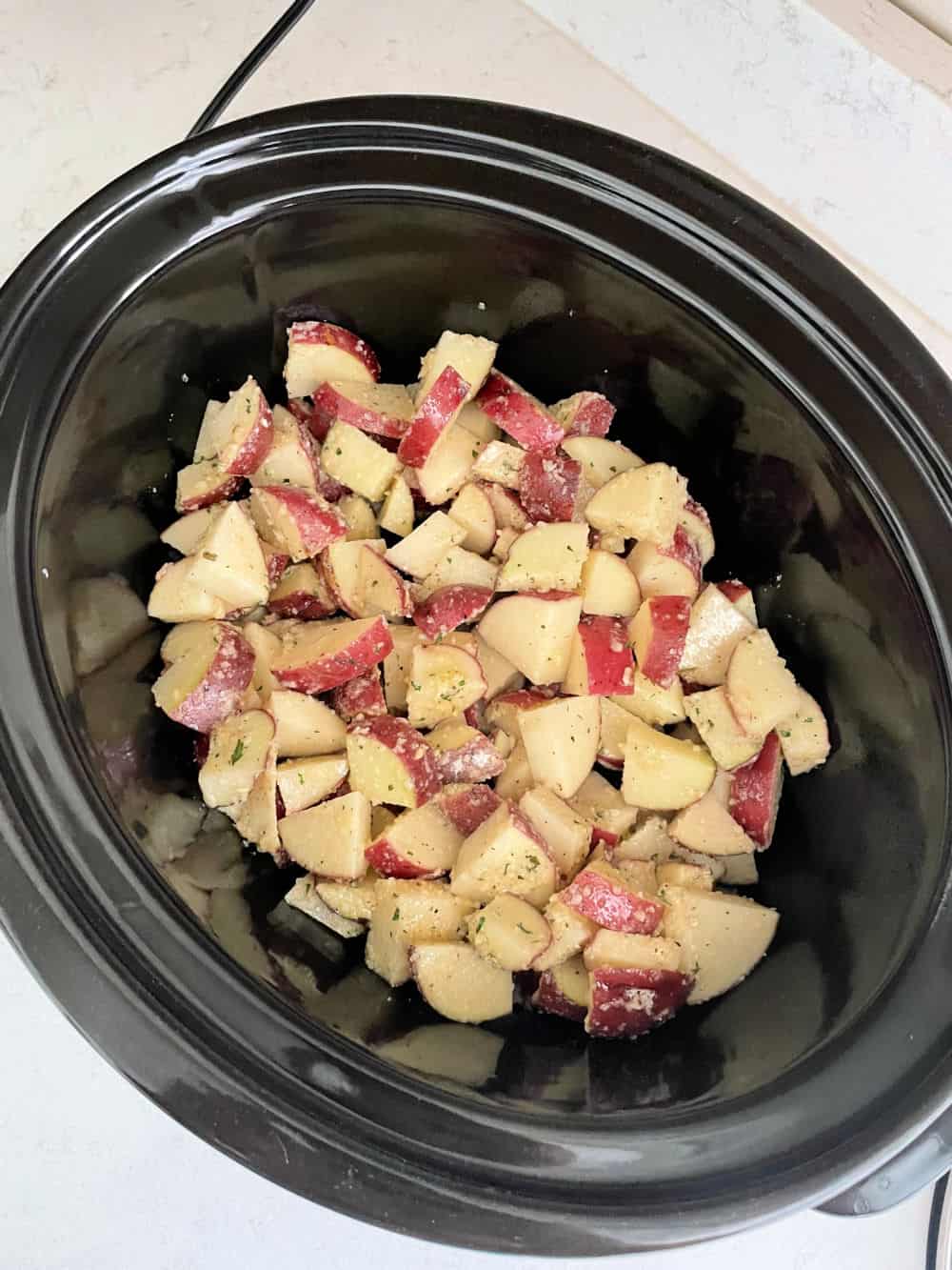https://www.sixsistersstuff.com/wp-content/uploads/2021/10/potatoes-ready-to-cook-in-the-slow-cooker.jpg