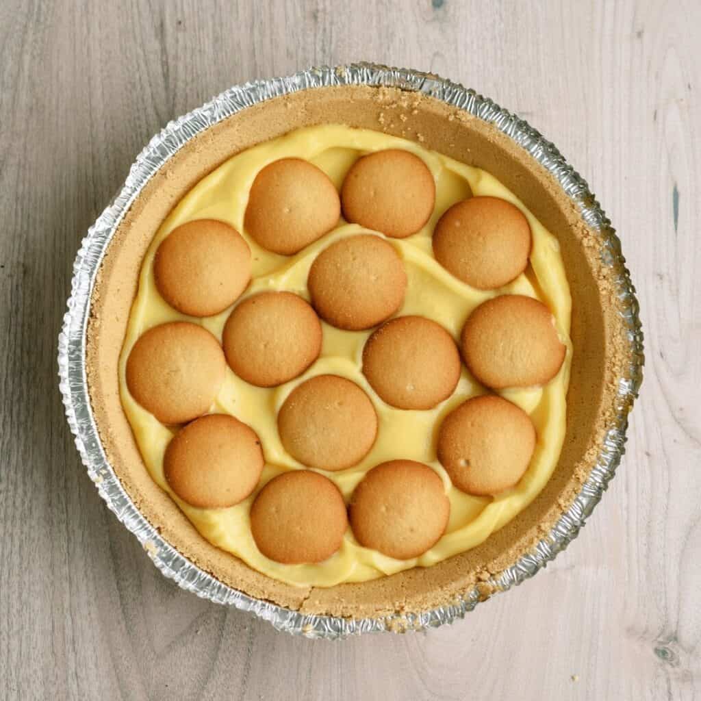 A layer of nilla wafers on top of pudding mixture in pie crust.