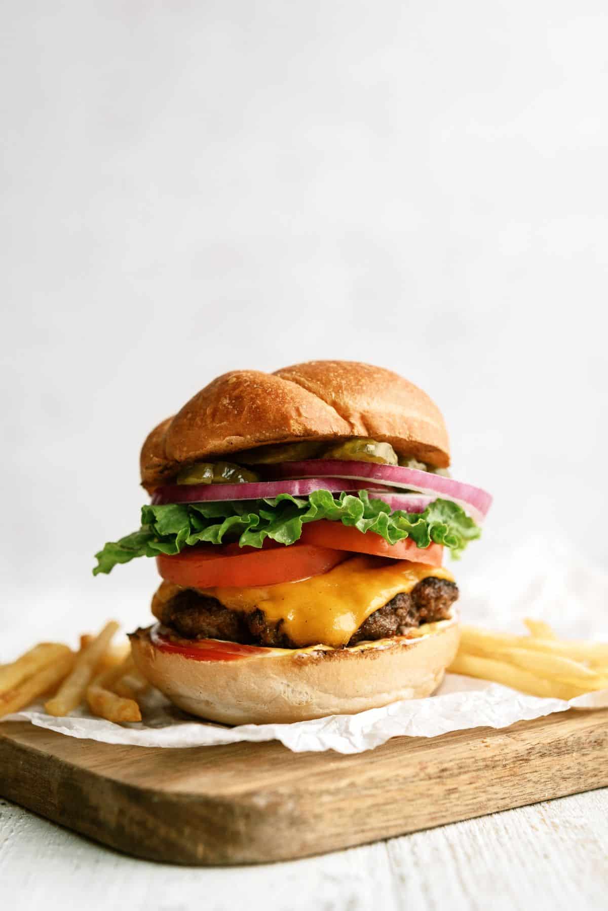 https://www.sixsistersstuff.com/wp-content/uploads/2022/06/Classic-Burger-Recipe.jpg