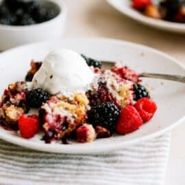 slow cooker berry cobbler