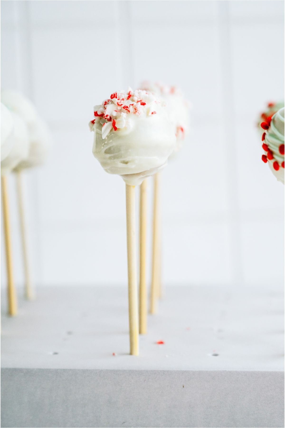 Decorated Christmas Cake Pops.